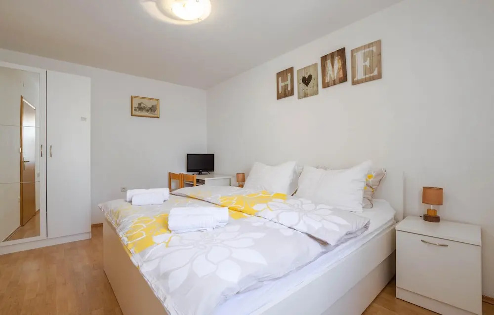 4 Bedroom Beach Front Home In Split