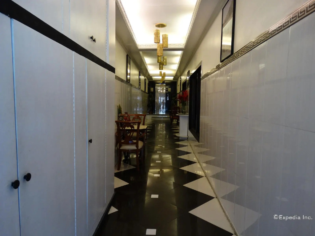 OYO 138 White Palace Hotel