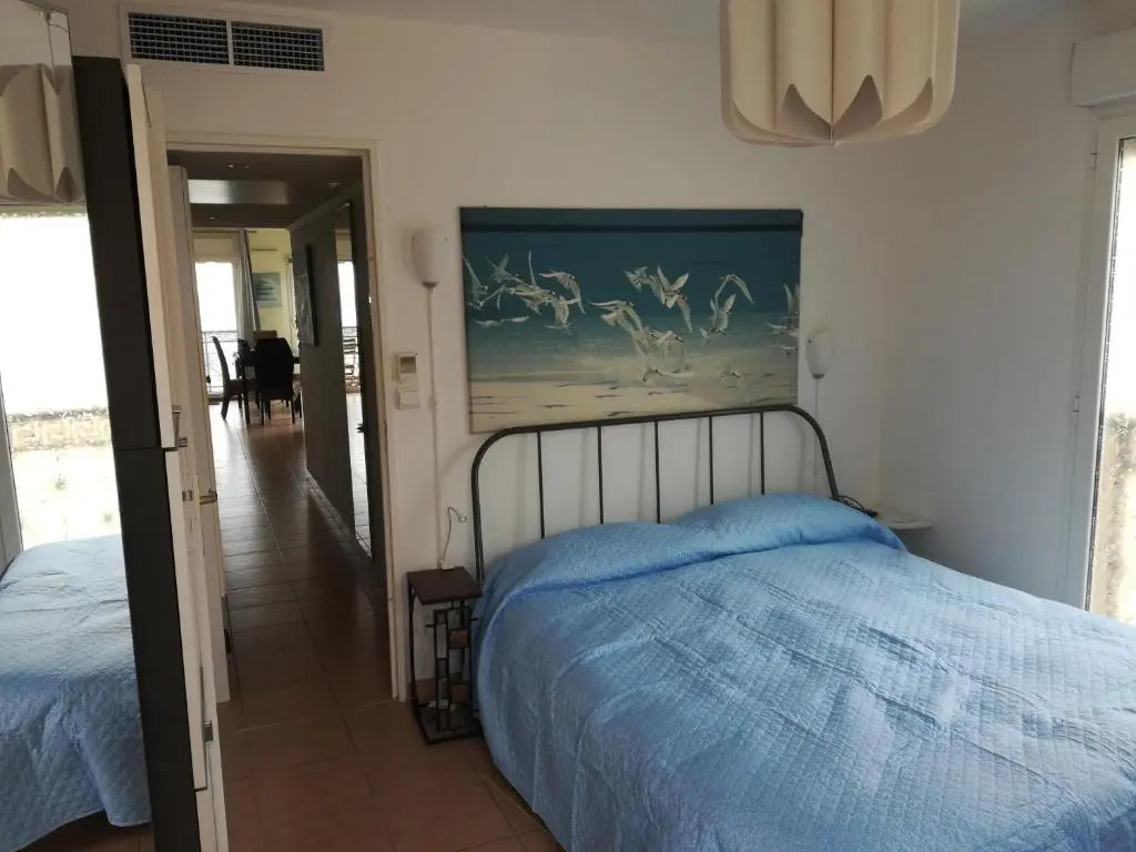 Villa Azzurra Apt Luxe, Front Mer, 4th floor of 5, Box, WiFi, TVSat, Climate