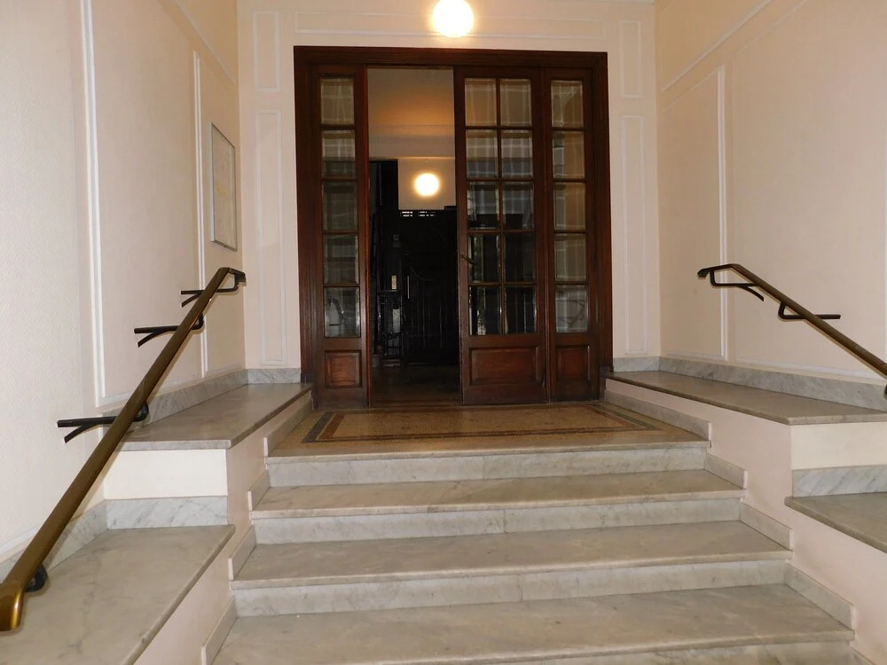 Palais Wilson, T1 standing centre Juan les Pins