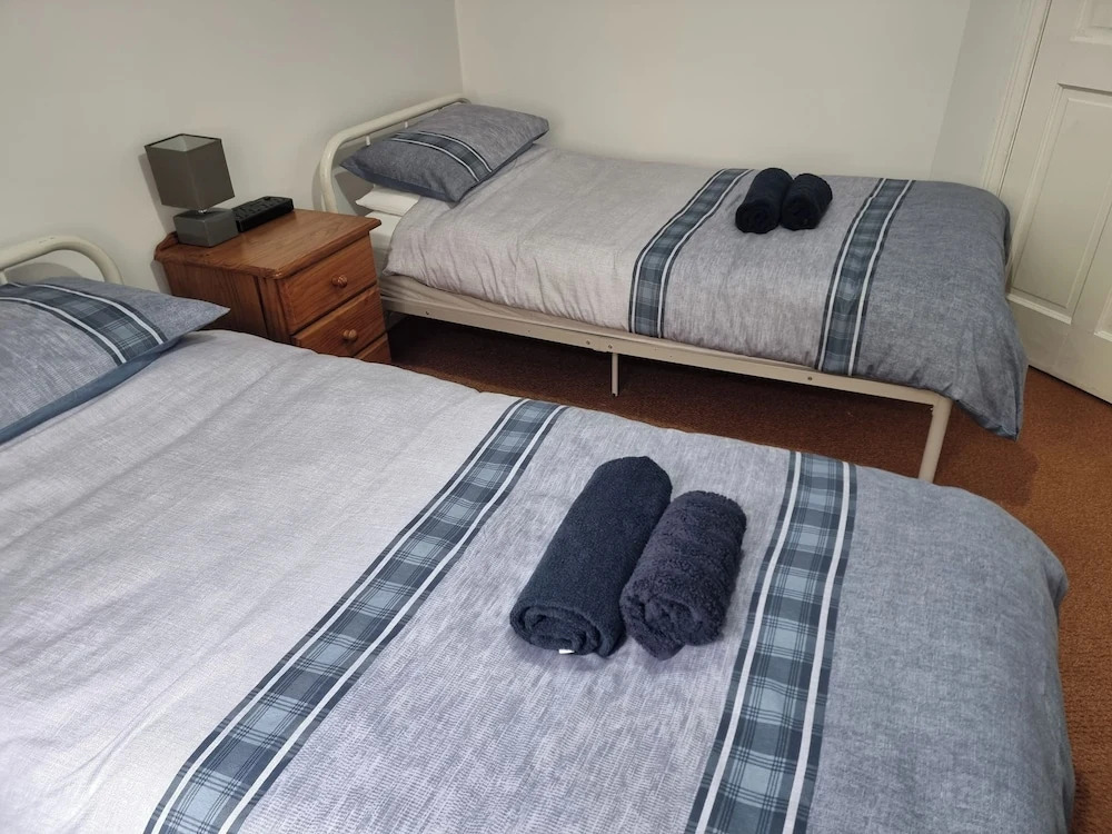 3 Bedrooms - Sleep 7 - Garden - Private Parking