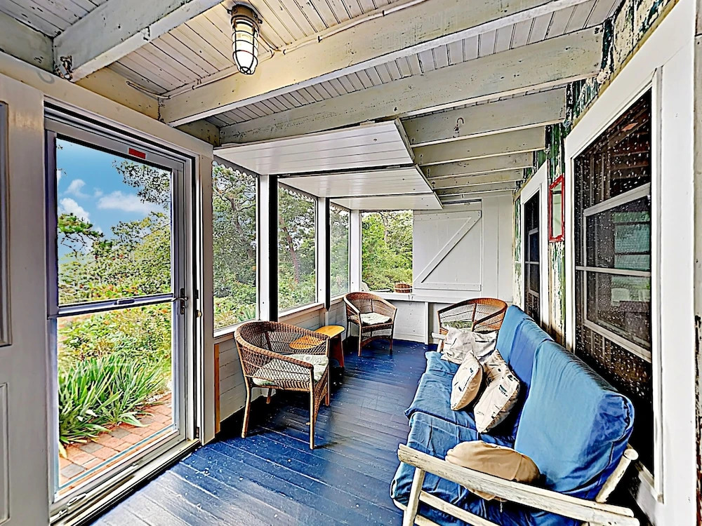 Hilltop Beach Getaway, Stunning Bay Views 3 Bedroom Home