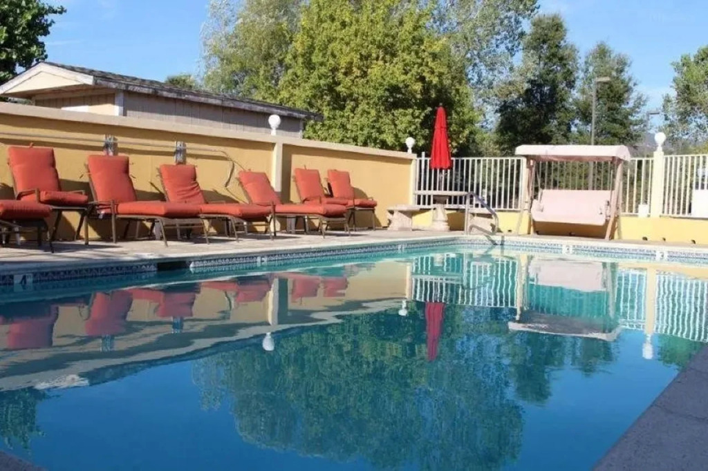 Upper Lake Inn & Suites