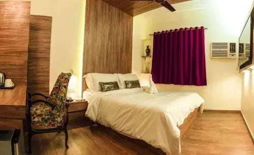 Emerald Suites