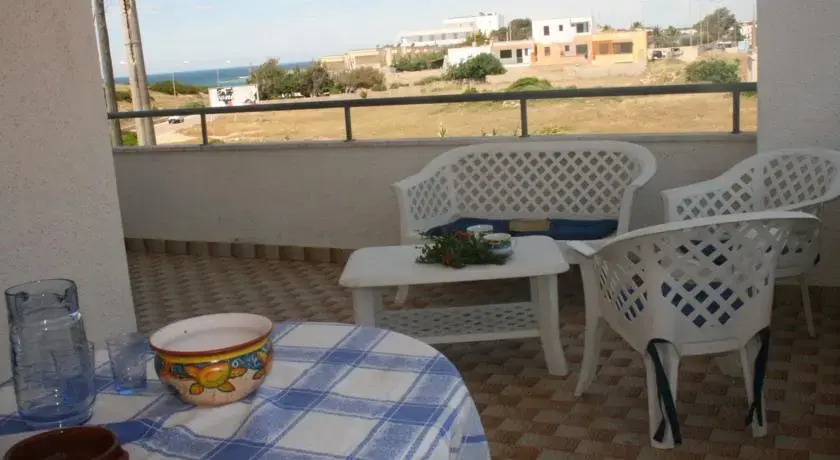 Sulla riva di Torre San Giovanni
