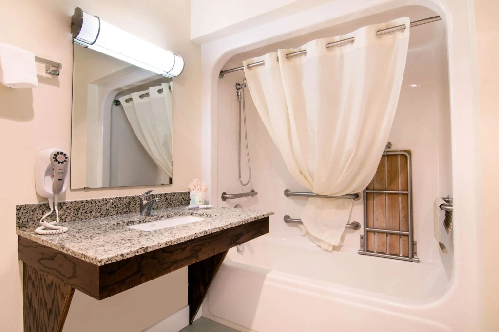Quality Inn & Suites Carthage near Precious Moments Chapel
