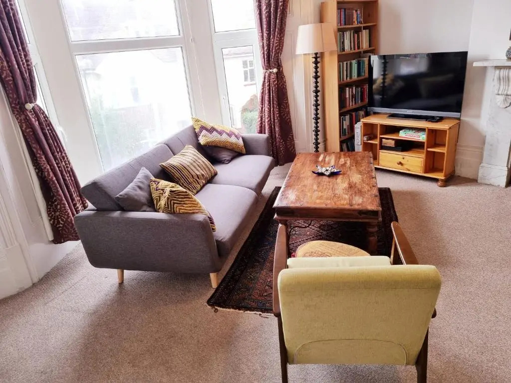 Bright, character 3 bed Apartment: 7 mins walk to sea