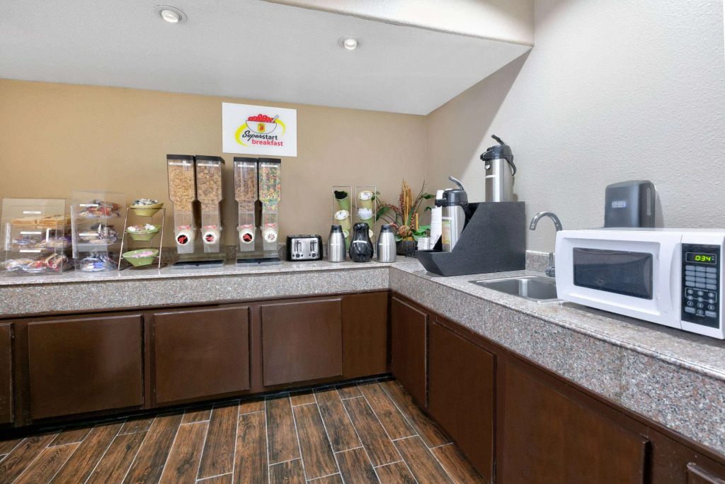 Super 8 by Wyndham New Braunfels I-35