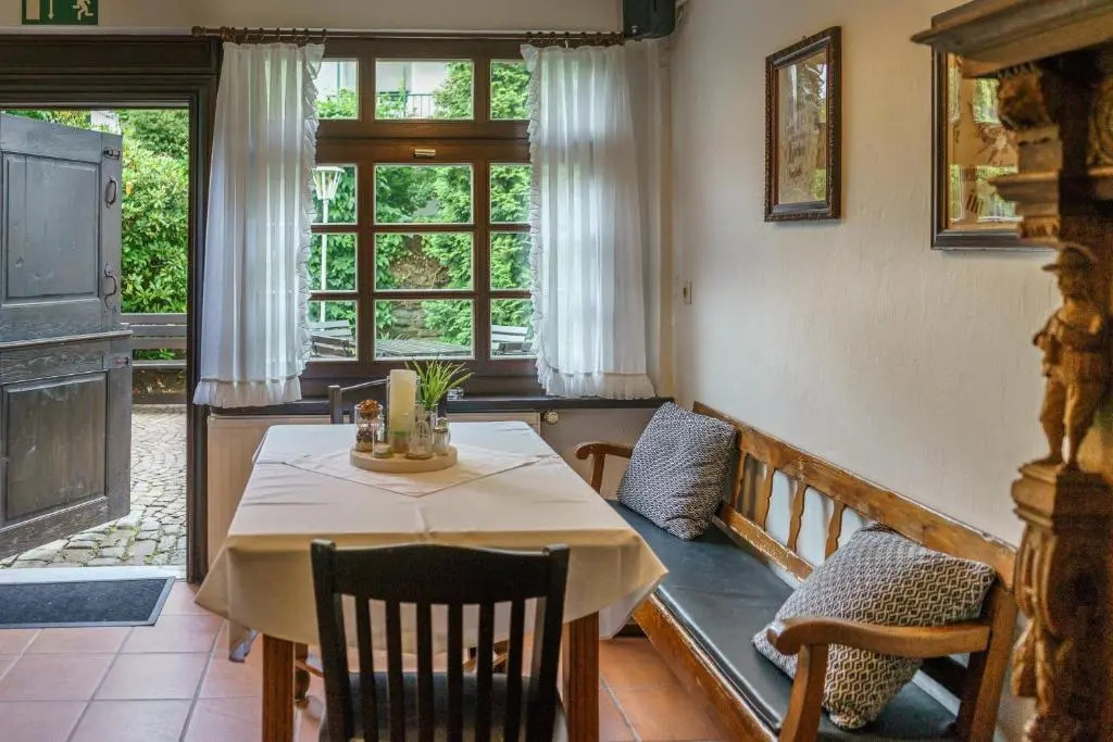 Hotel zur Post Dabringhausen - Quiet Business Hotel near Cologne and Dusseldorf Trade Fairs