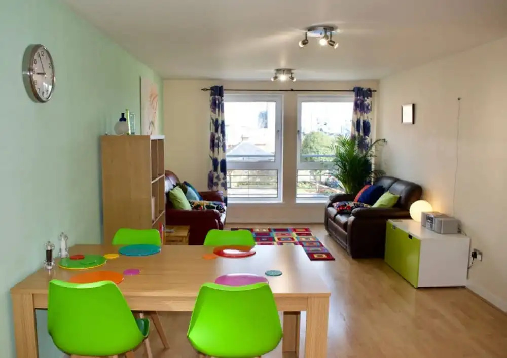 Colourful and Spacious 2 Bedroom Leith Home