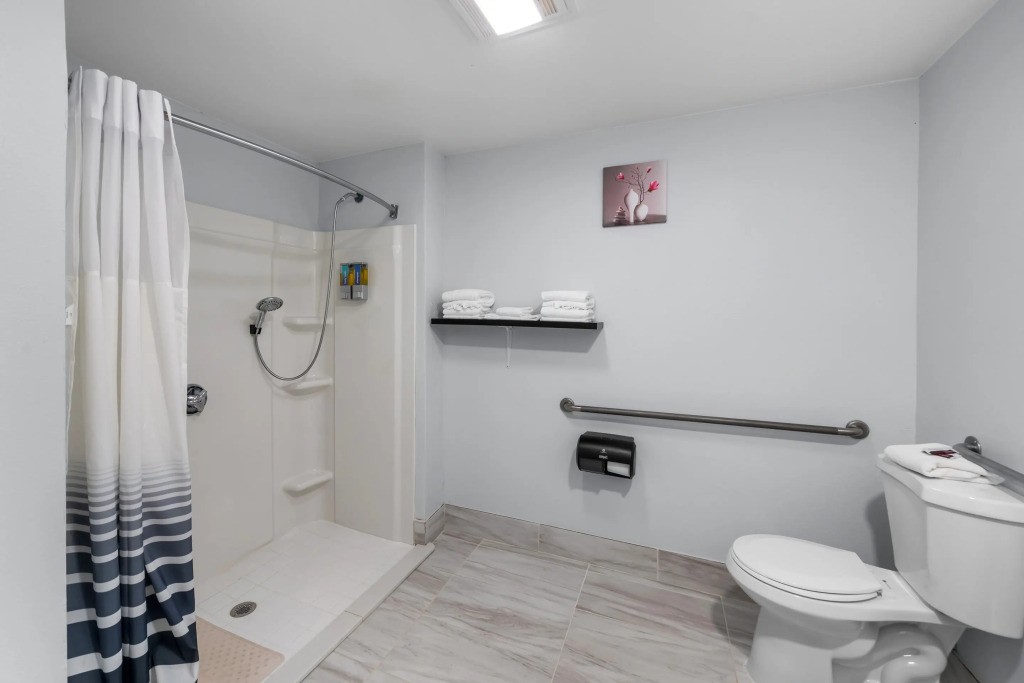 Admiralty Inn & Suites - a Red Collection Hotel