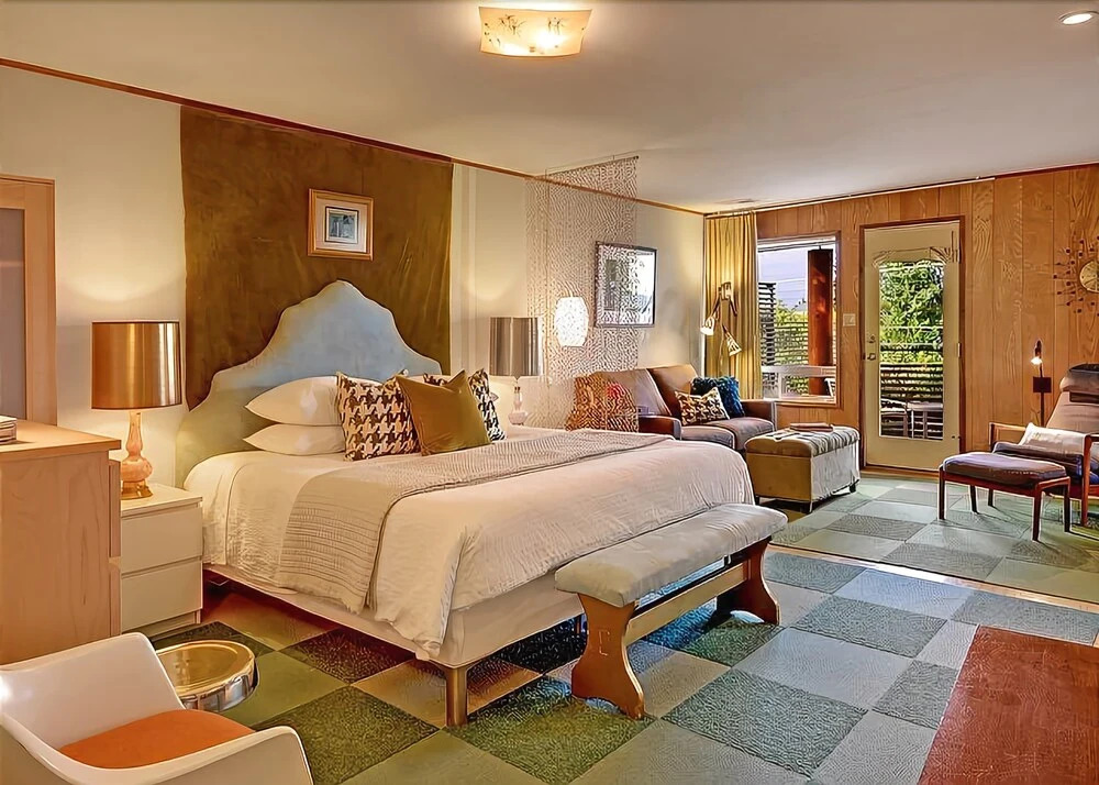 West Seattle Suite Shagalicious Studio Apartment with Balcony