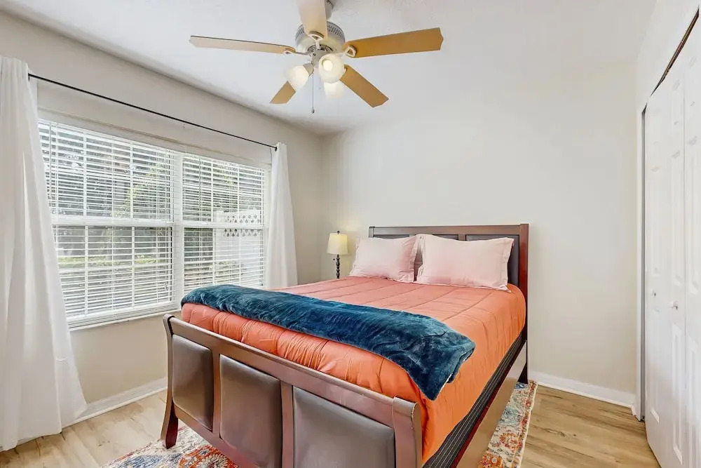 Spacious Townhouse With Private Balcony, Waterview, Pool and Wifi