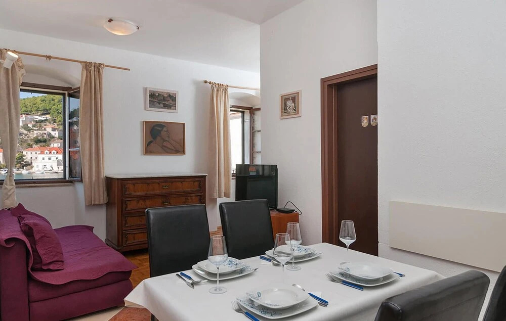 Beautiful Apartment in Pucisca With 1 Bedrooms and Wifi