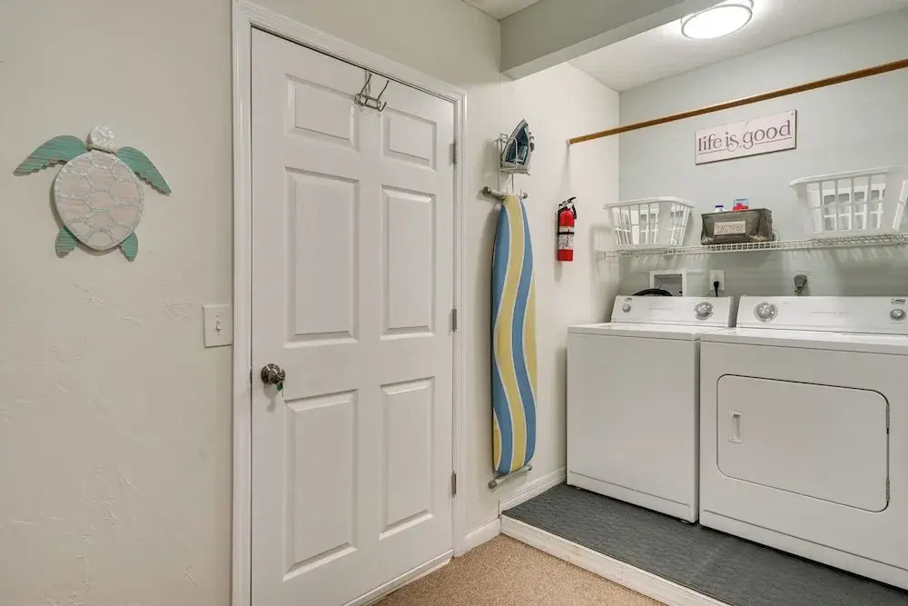 Hot Tub & Pool: Coconut Palms in Cape Coral