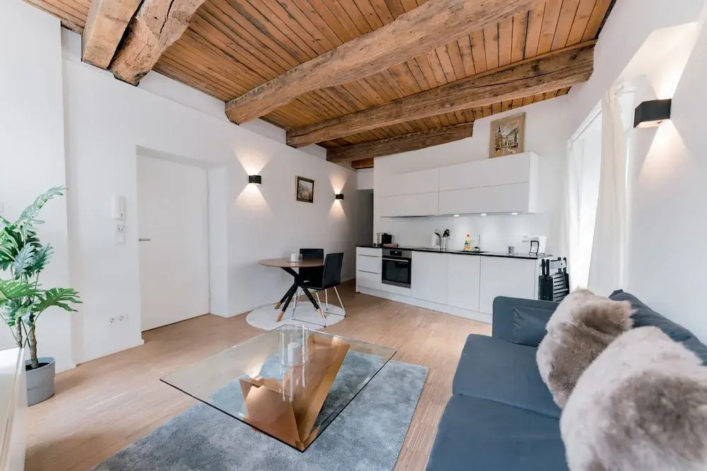 Exquisite 1BR Apt in Old Town w Balcony