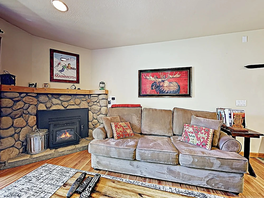 Mountain-view W/ Pool & Hot Tub, Near Skiing 2 Bedroom Condo