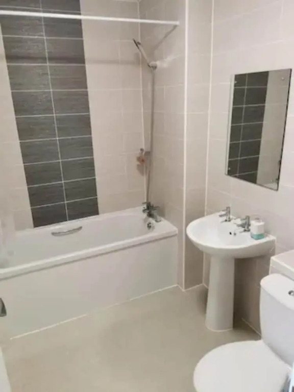 Entire 3 Bedroom House Manchester Free Parking