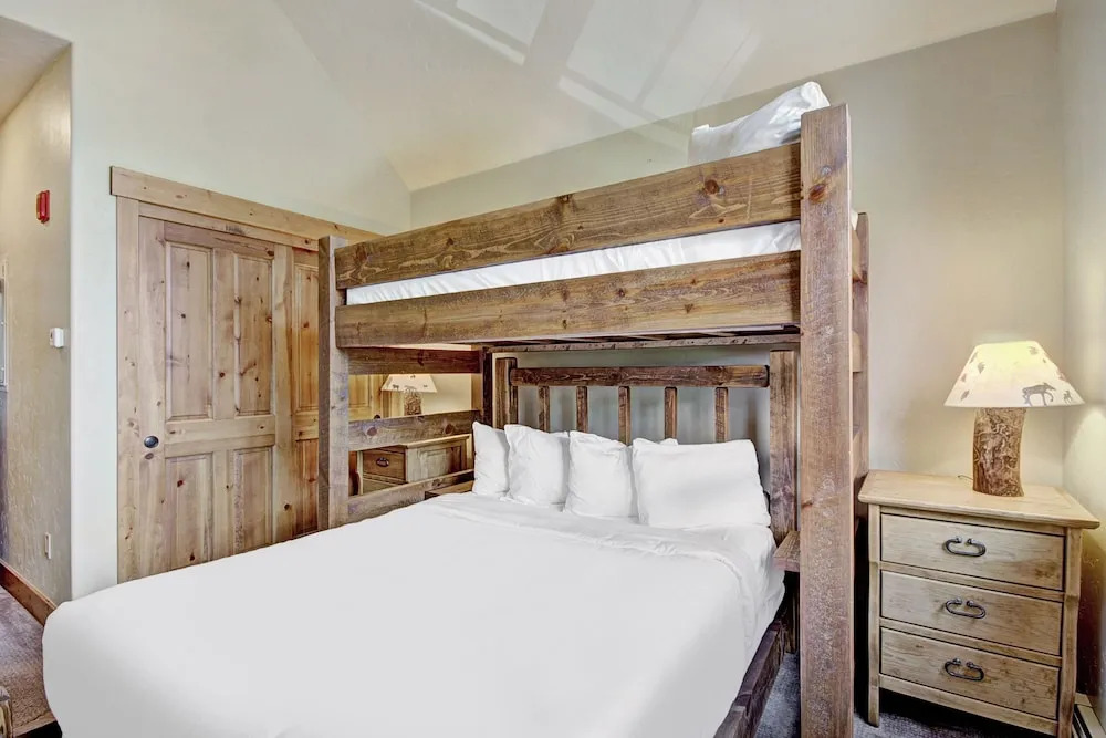 Soaring Ceilings + Mins To Gondola/apres-ski - 2br Sleeps 6 2 Bedroom Townhouse by RedAwning