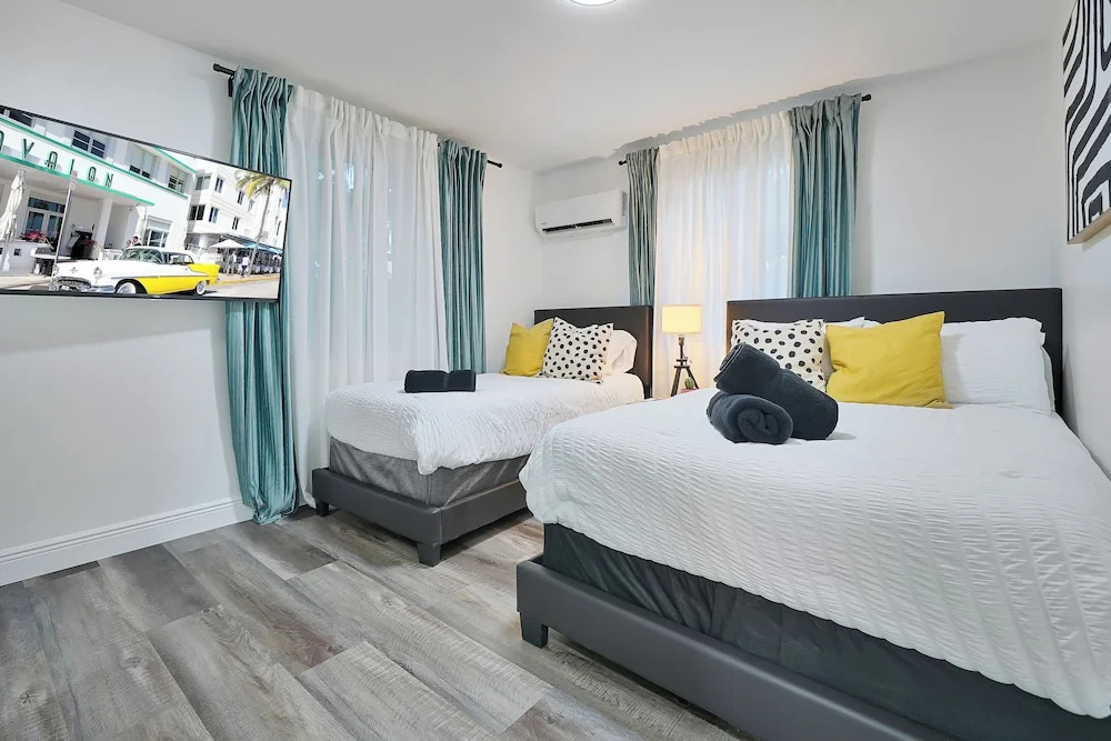 4 to 14 Guests, 2 Kitchens, Jungle Retreat BBQ Patio