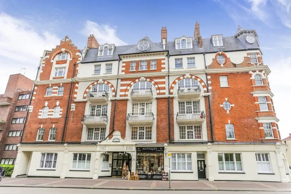 Putney riverside pad, perfect base for Wimbledon