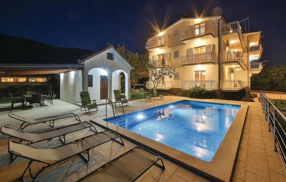 Nice Home in Kastel Luksic With Wifi and 3 Bedrooms