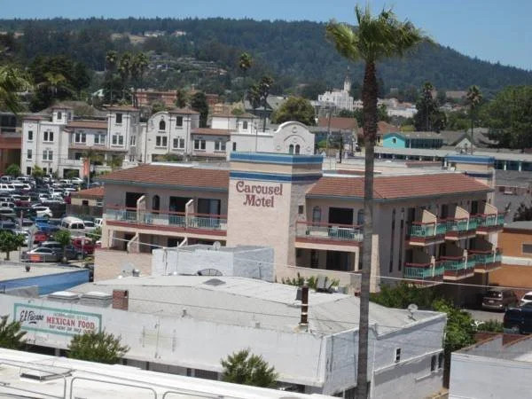 Carousel Beach Inn