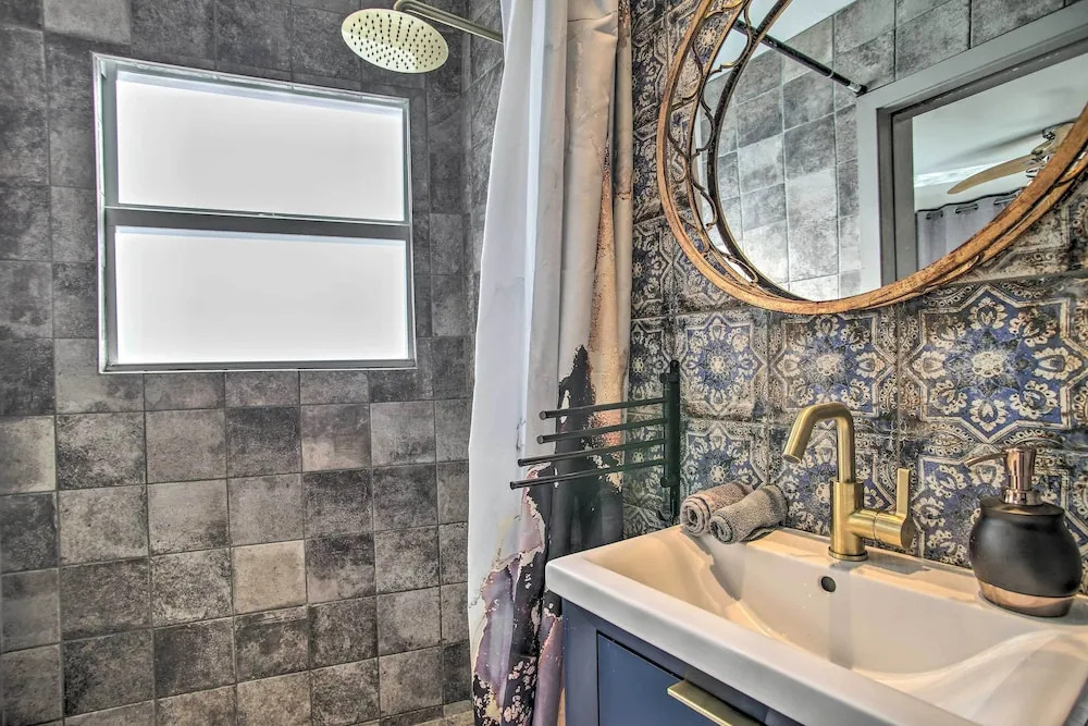 1 Mi to Deerfield Beach: Stylish Studio w/ Pool!