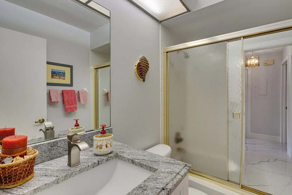 Private Beach & Pool Access! Fort Myers Getaway