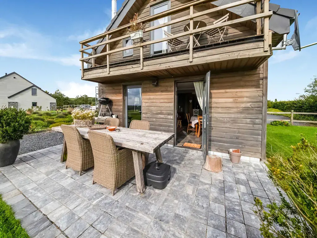 Tranquil Holiday Home in Mont with bubble bath, Terrace, Garden