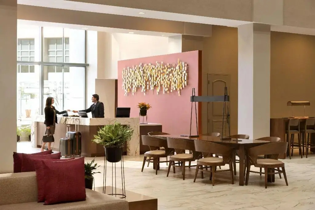 Hilton Phoenix Suites