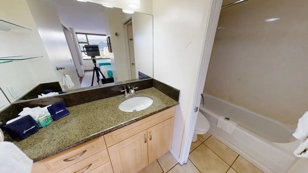 Deluxe Waikiki Banyan Condos - Free Parking & Wifi