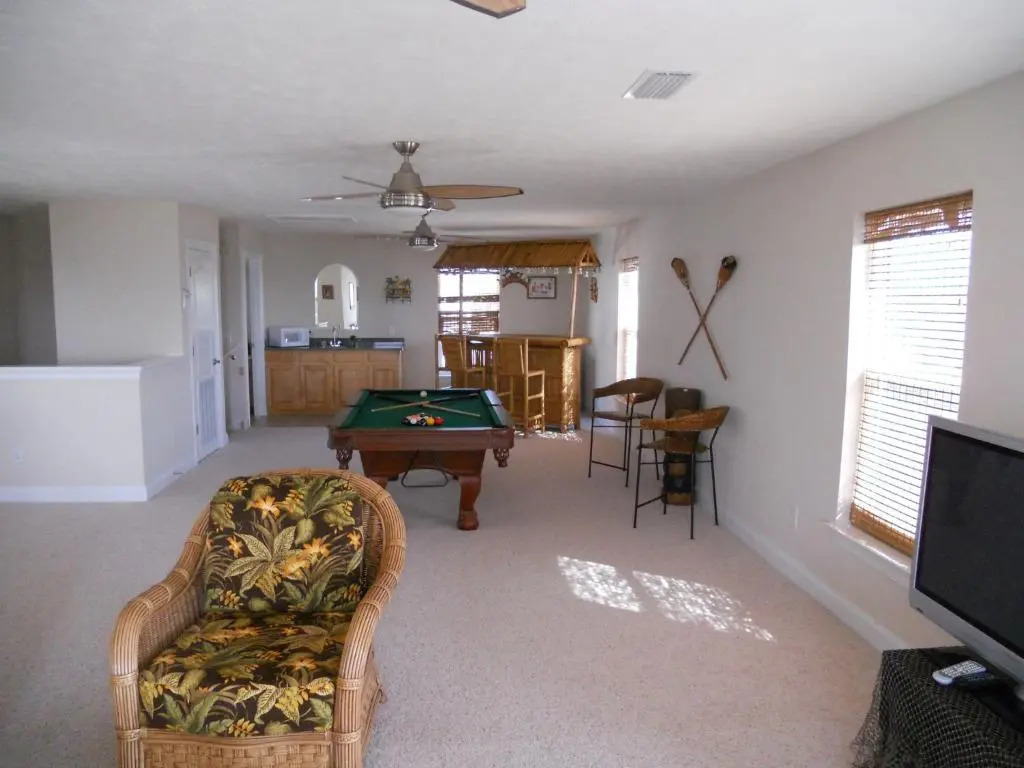 Large Beach House with Great Oceanviews, Game Room, Swimming pool