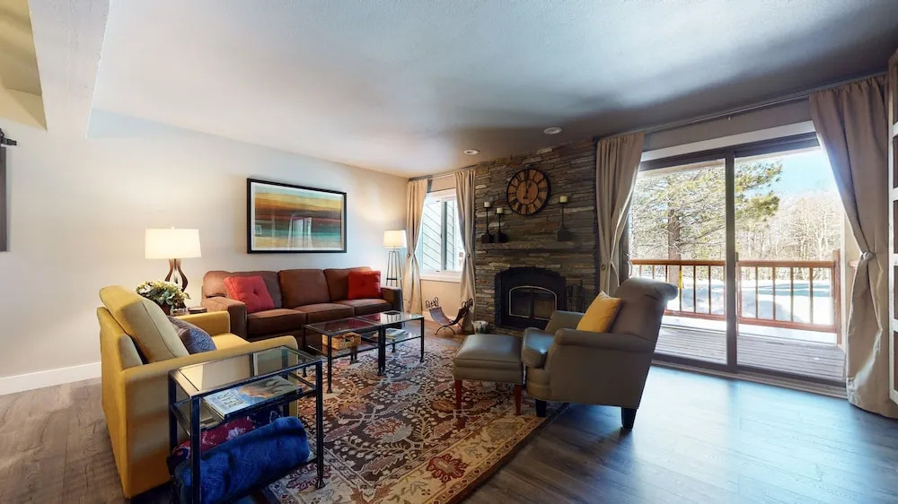 Mammoth Creek 9 Remodeled, Mountain Views with Fireplace, Walk to Park and Shopping by RedAwning