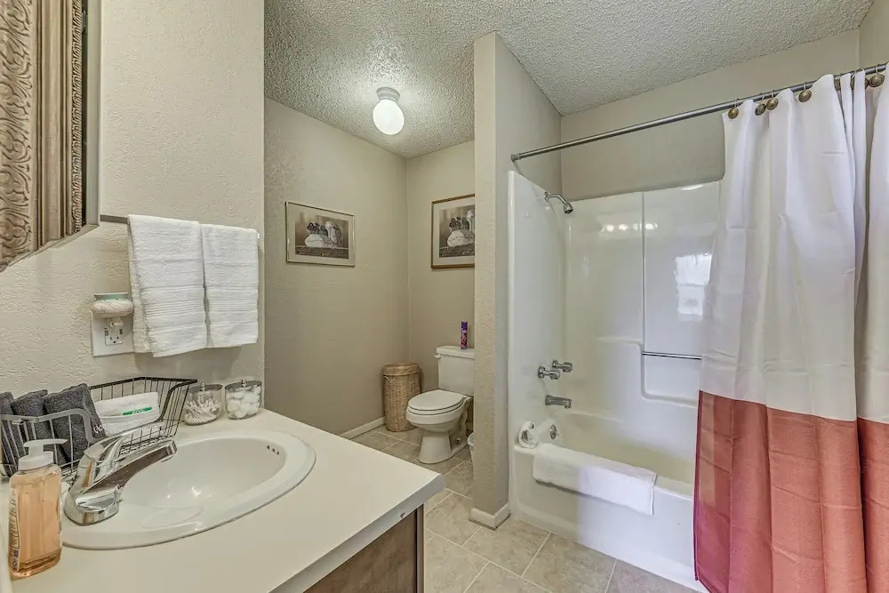1 Mi to Downtown Ruidoso: Peaceful Forested Cabin!