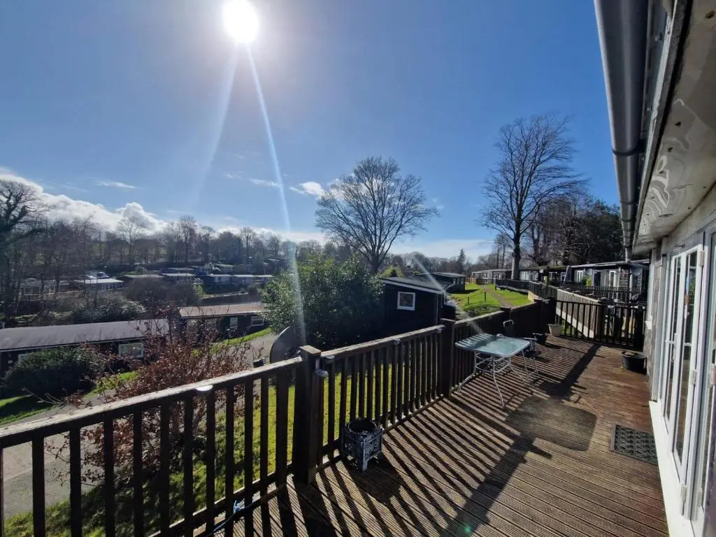 60 upperlakeside glan gwna