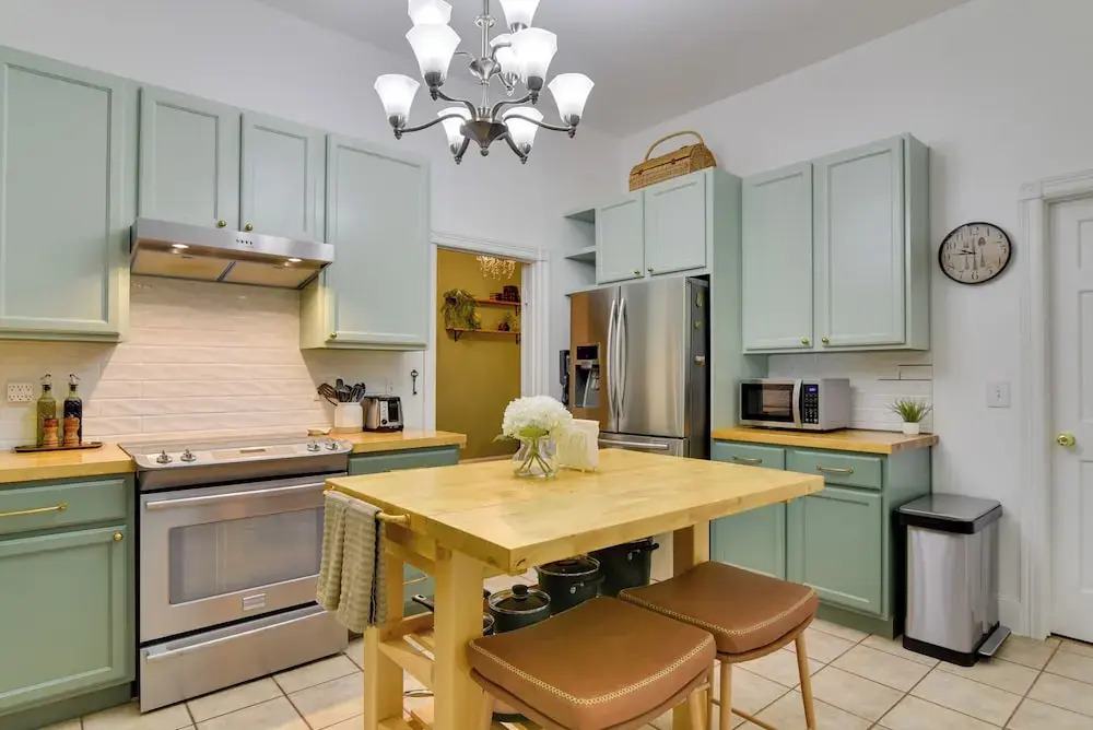 < 1 Mi to Moda Center: Walkable Portland Retreat!
