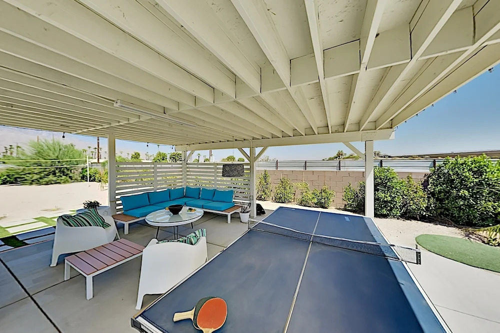 Mid-century Modern Home 3 Bedrooms 2 Bathrooms Home
