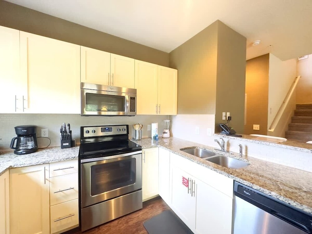 Minions Themed 4 bedrooms Home Near Disney Sleeps 10 4 Townhouse