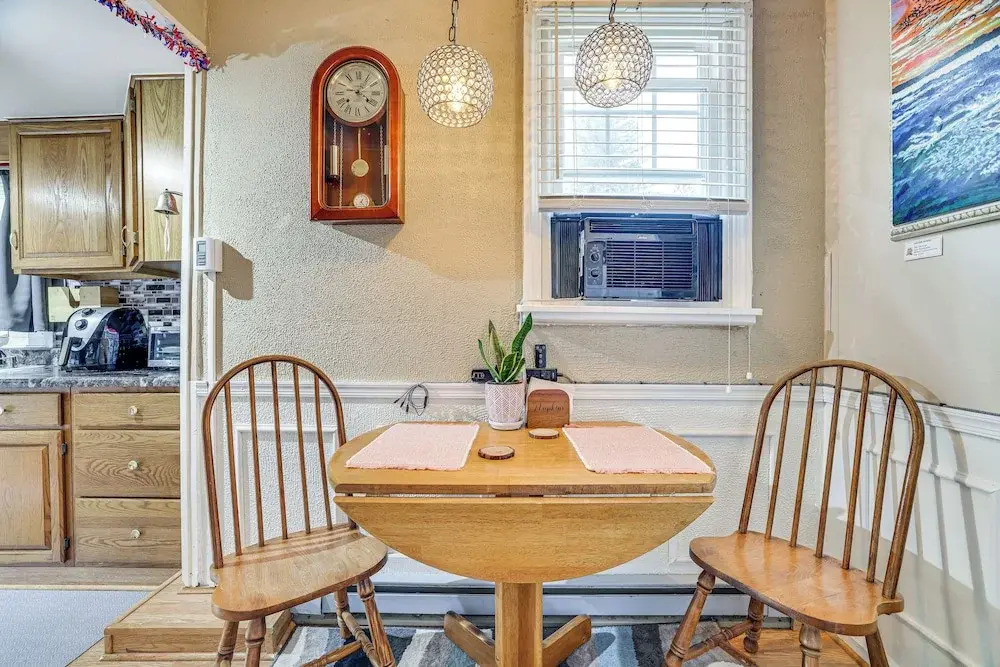 Artsy Cottage in Scotrun w/ Studio Space & Hot Tub