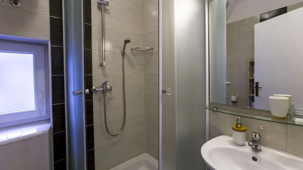 Julije Rooms