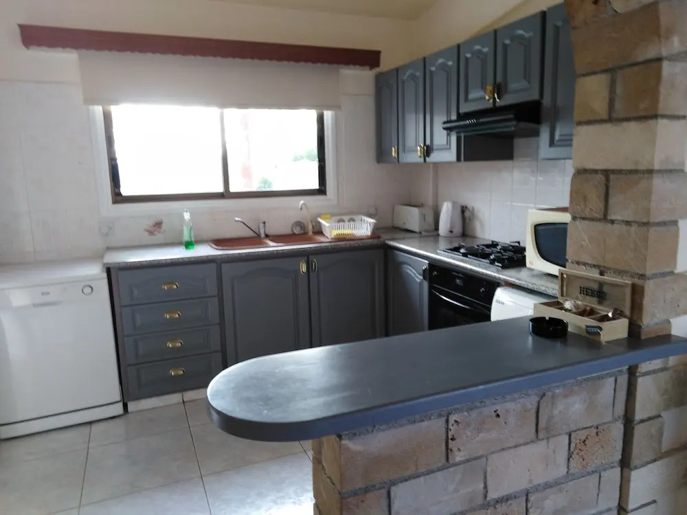 Huge ! Lovely! Private! Villa in The Heart Of Coral Bay! Car Not Essential !