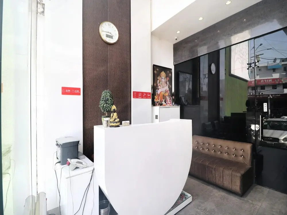 OYO 14829 Hotel J Cruise