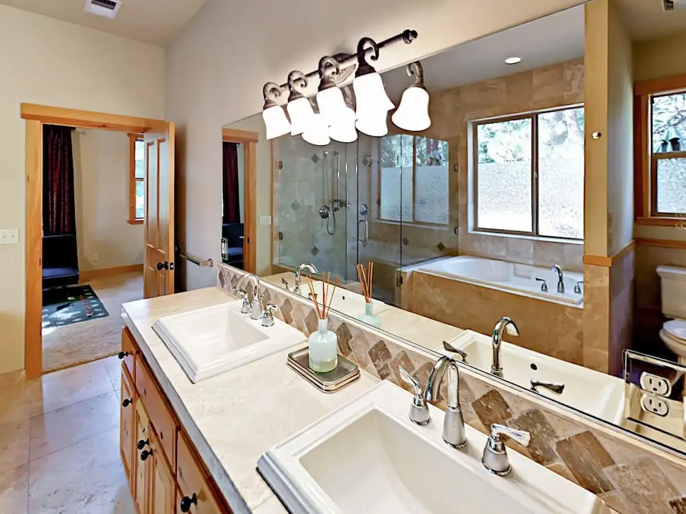 Big 5br W/ 2 Sunny Decks + Rec Center Access 5 Bedroom Home
