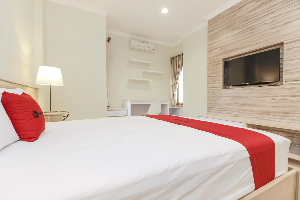 RedDoorz Premium near Ragunan Zoo 2