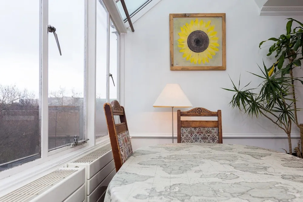 Central London Apartment With a Balcony