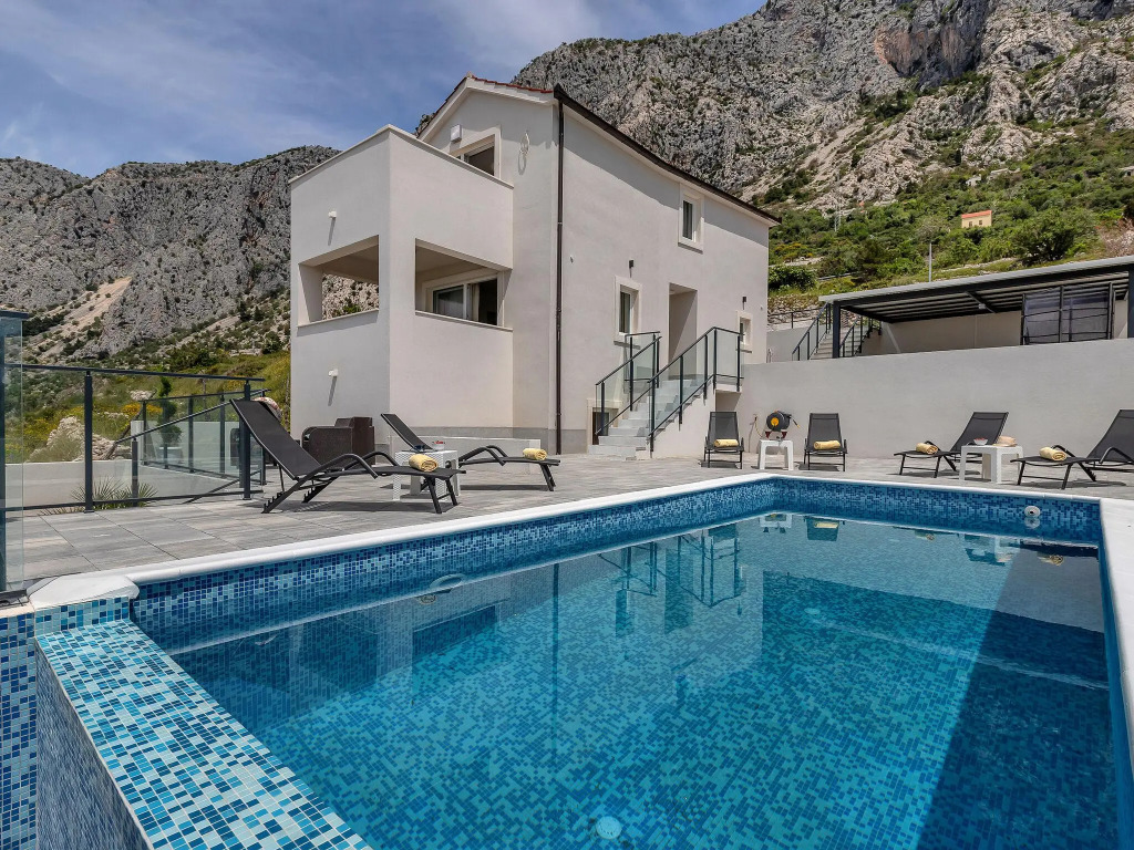 Stunning Villa with Pool