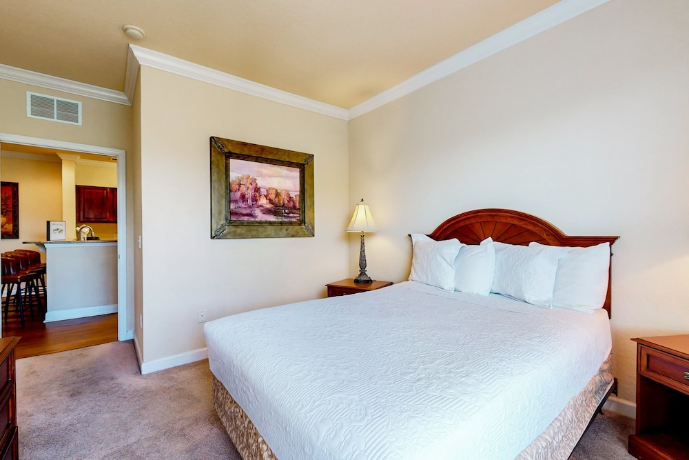 Resort Condo With Heated Pool, Gym, BBQ Area, Balcony, W/d, Children's Pool, AC