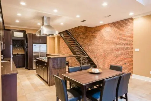 LazyKey Suites - Gorgeous 3BD Penthouse w/Spa and a Private Deck