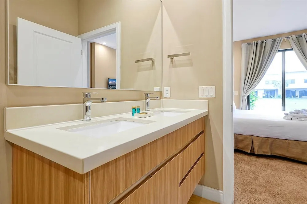 Spacious Luxury 4BR Suite Near Disney
